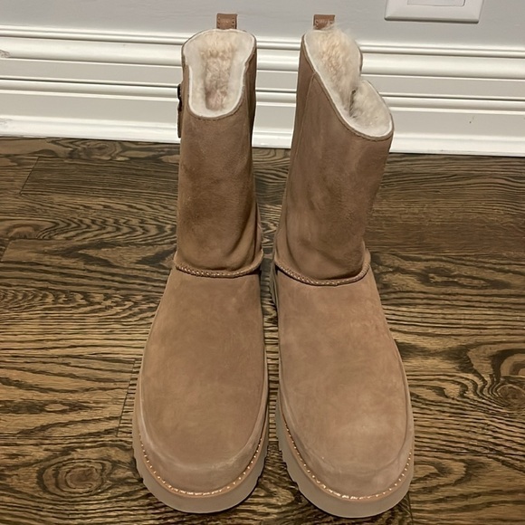 UGG Classic Zip Short Size 11 New without box - Picture 3 of 6